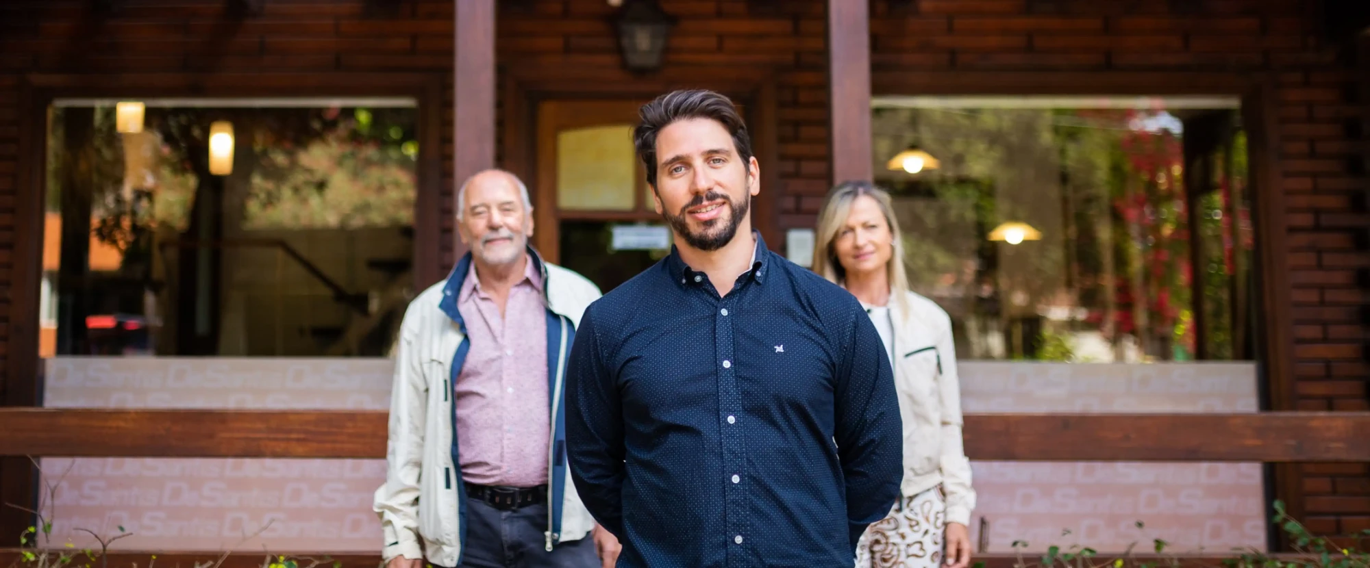 La familia De Santis frente a la oficina